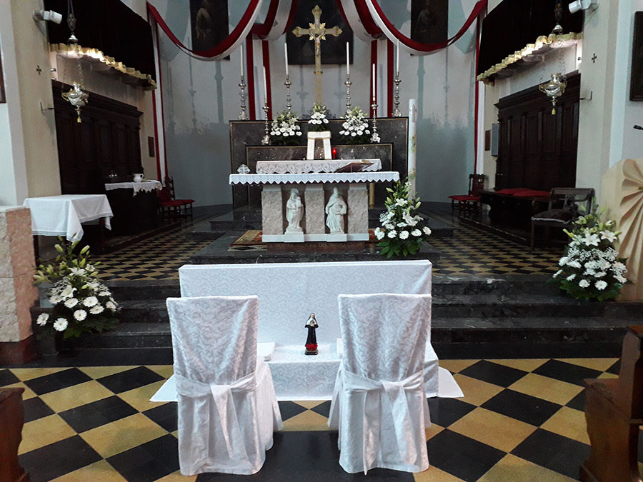 Altare addobbato per matrimonio con vestini di  gerbere bianche lilium bianchi e foglie verdi