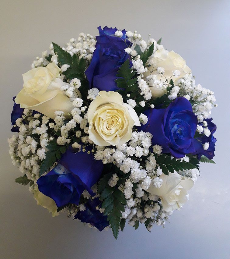 Bouquet di rose blu e rose bianche con velo da sposa e felci verdi