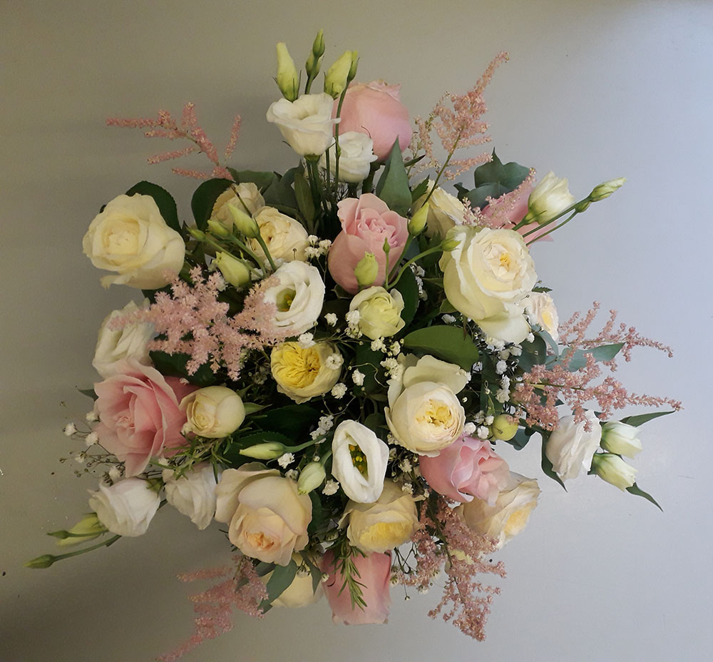 bouquet compostao da rose bianche e rose rosa peonie bianche velo da sposa e foglie verdi