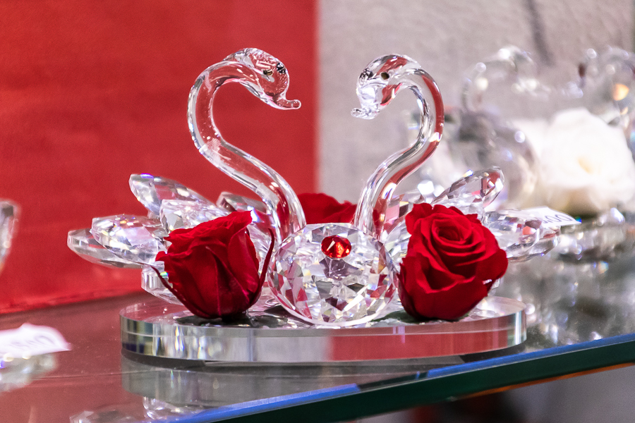 coppia di cigni swarovski con rose rosse stabilizzate Boutique del fiore zogno