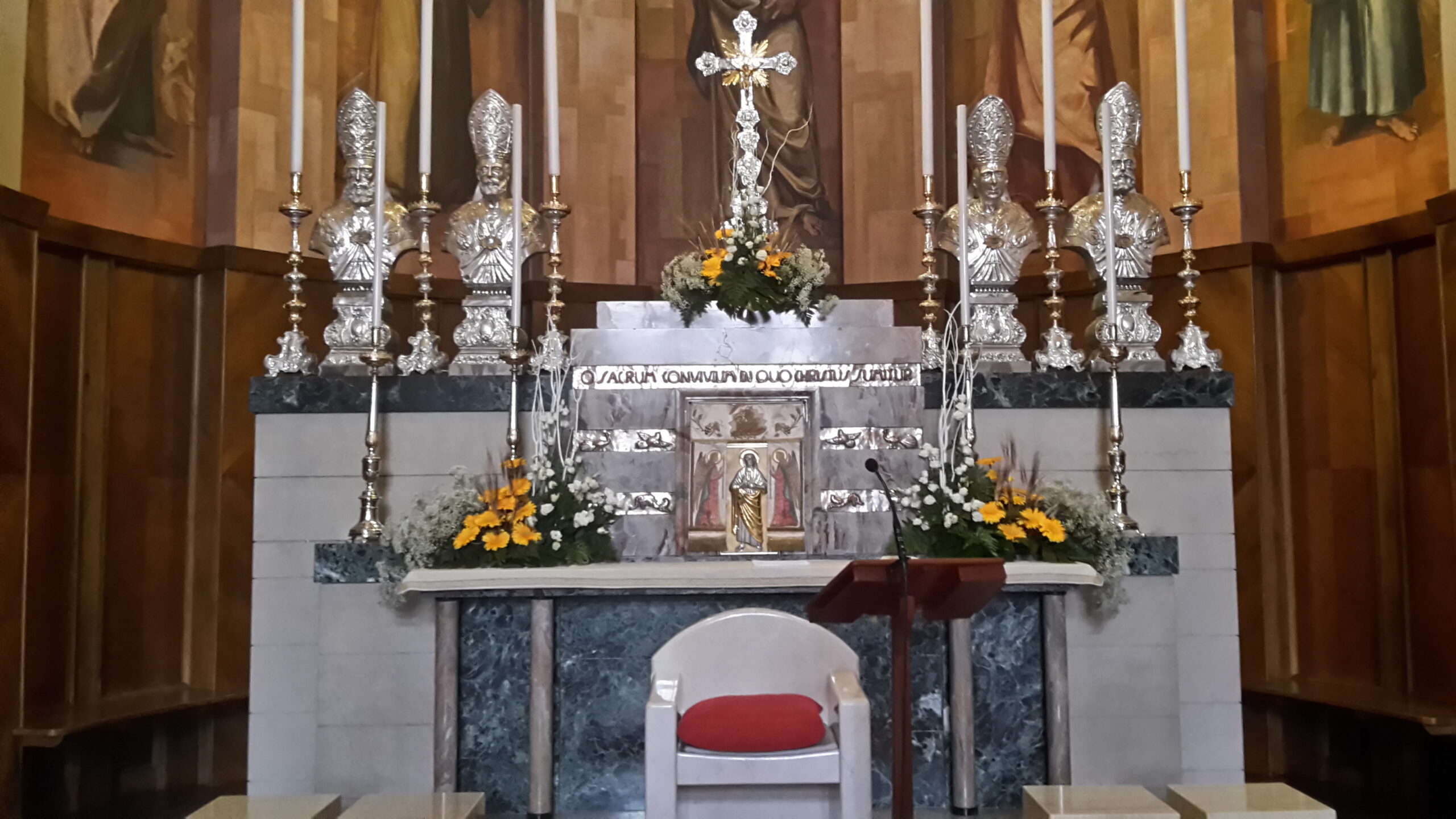 Altare con diverse composizioni floreali con gerbere gialle e piccole margherite bianche