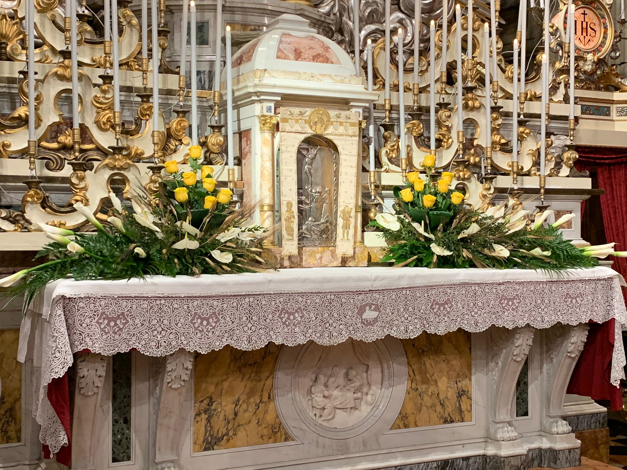 Altare della chiesa di Zogno con composioni floreali di rose gialle e calle bianche