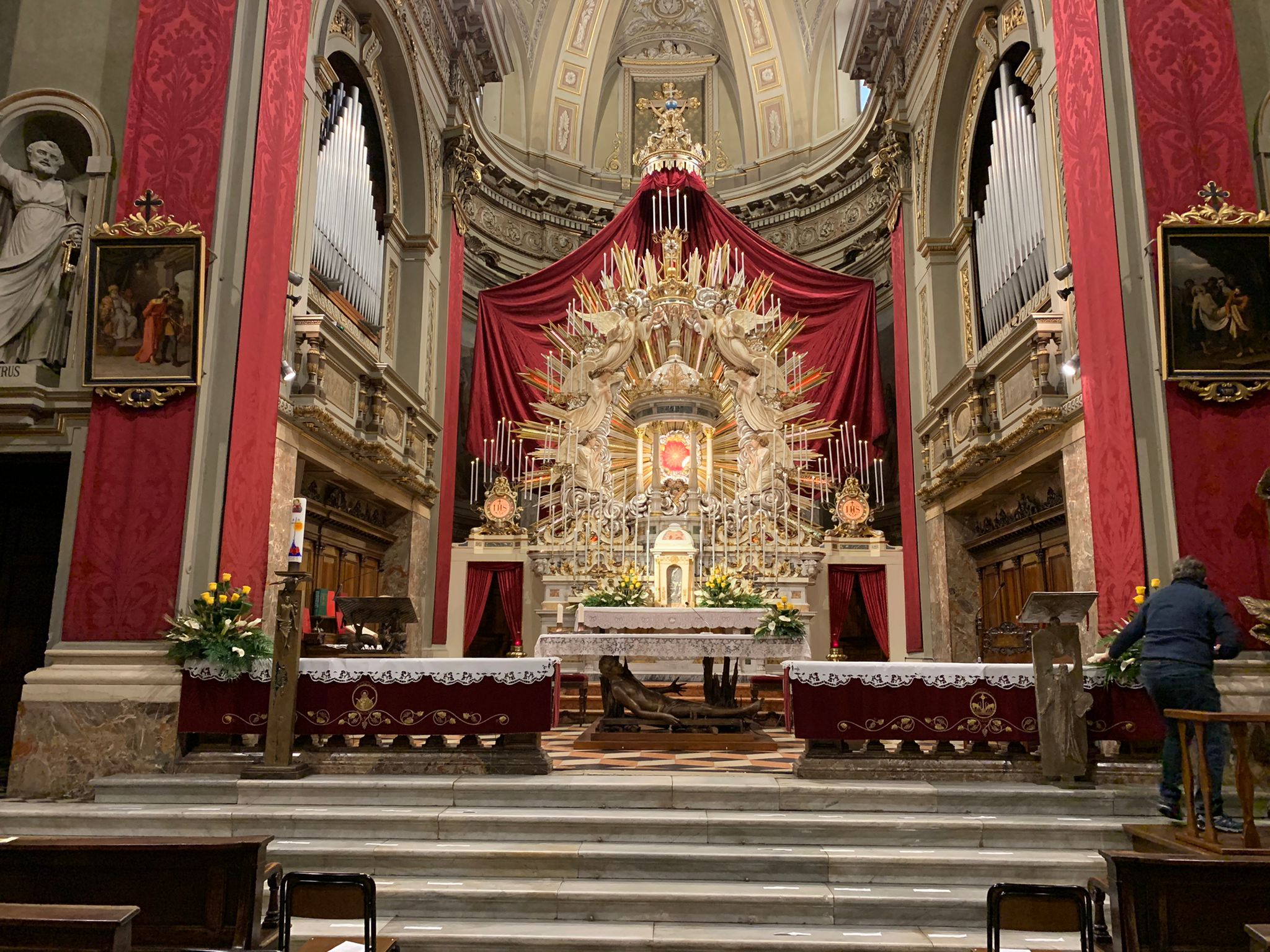 Altare della chiesa di Zogno con cestini floreali composti da rose gialle e bianche