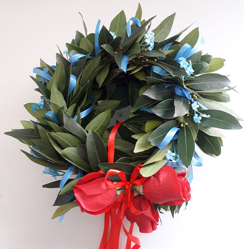 Coroncina d'alloro per laurea con fiori e nastri azzurri