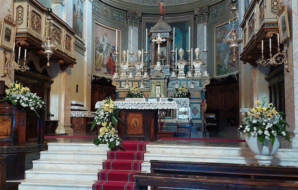 Altare addobbato con composizioni verticali di  piccoli fiori bianchi e lilium gialli