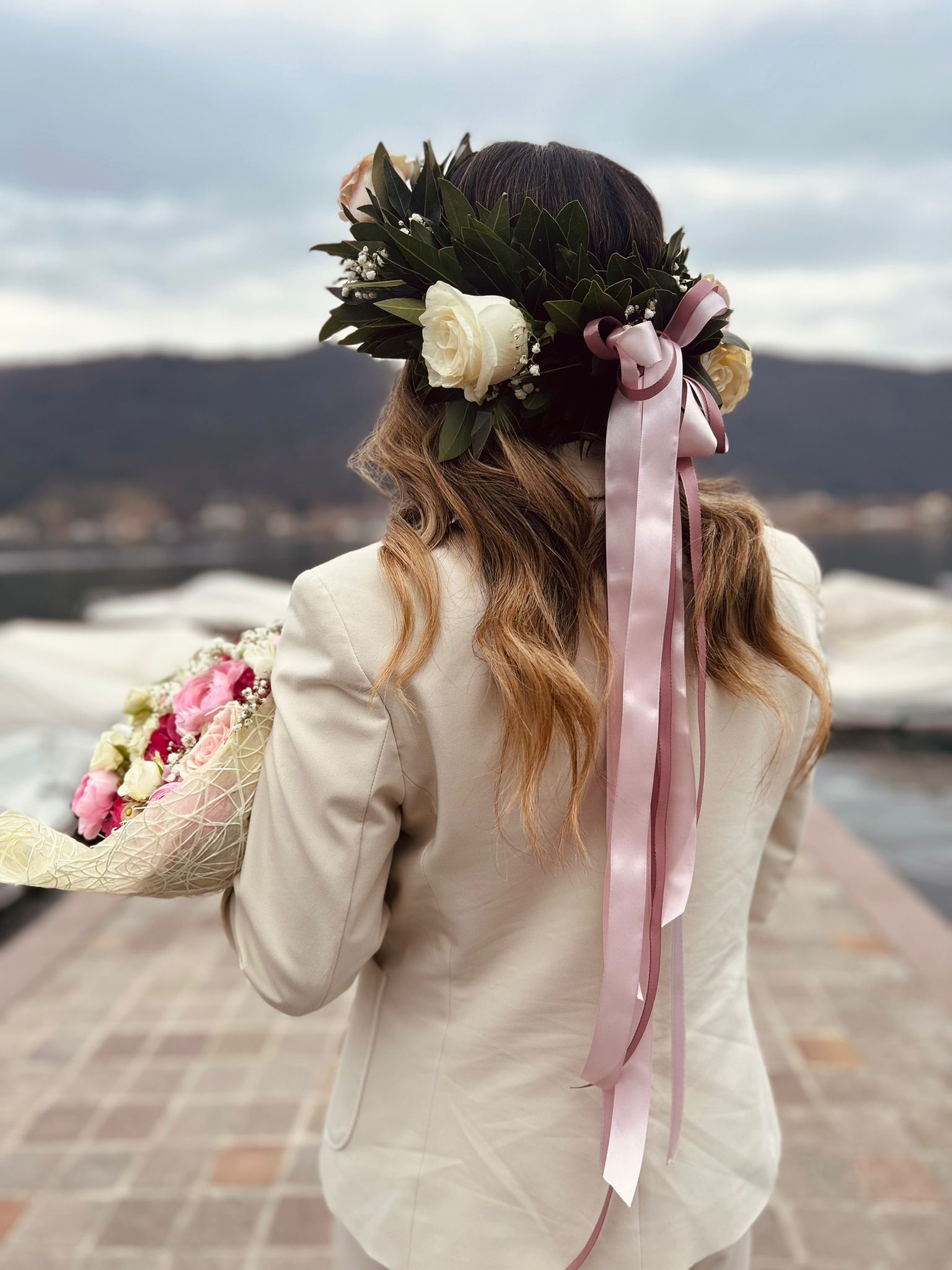 Coroncina per laurea con rose bianche e rosa e velo da sposa